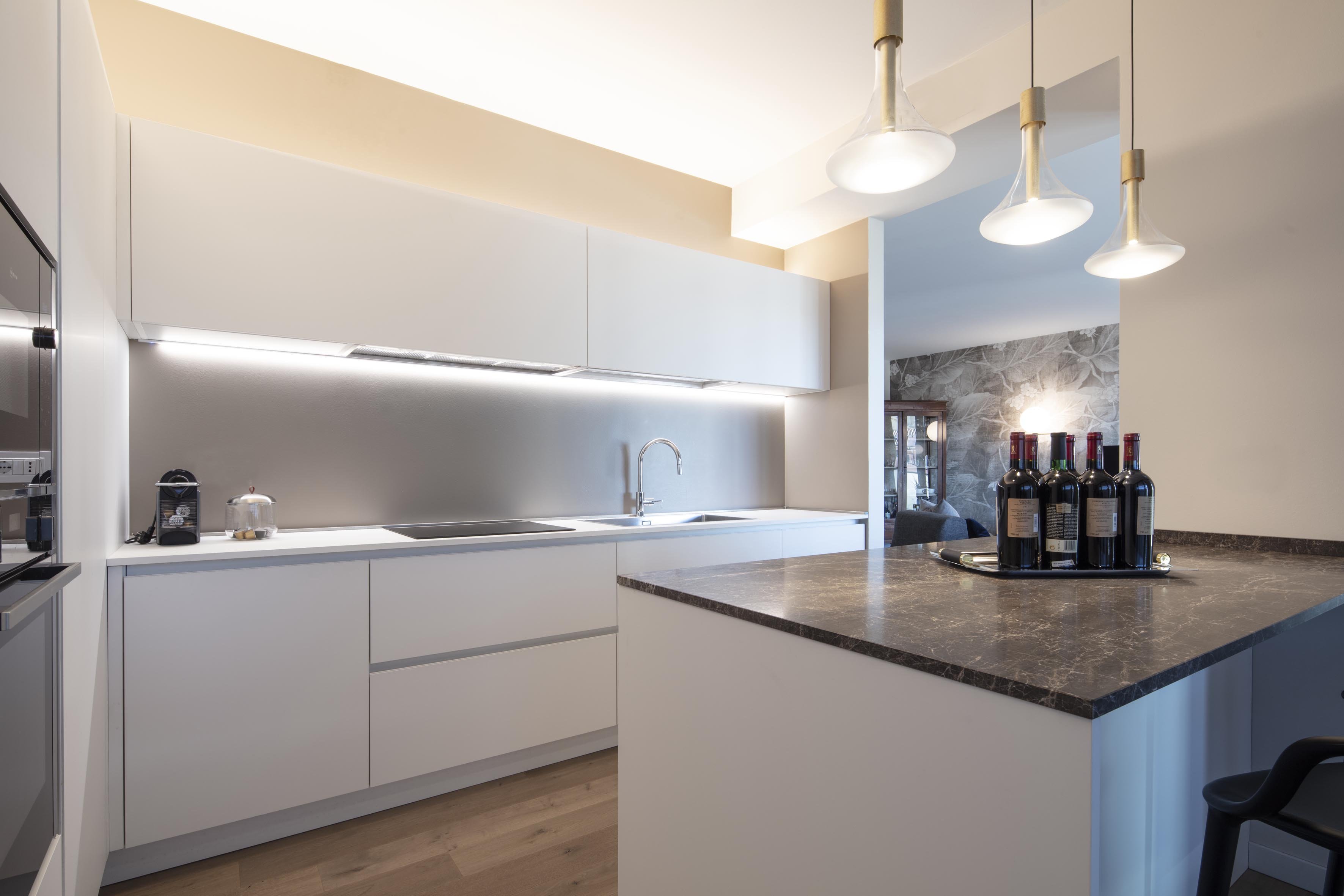 cucina bianca con isola centrale