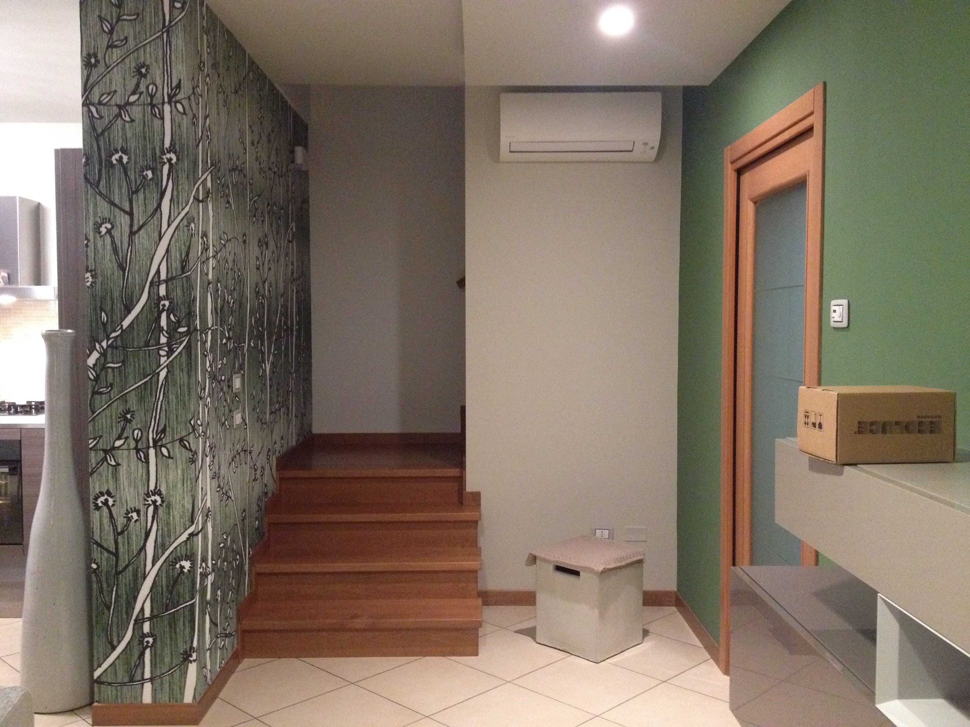 ingresso con scala e parete verde