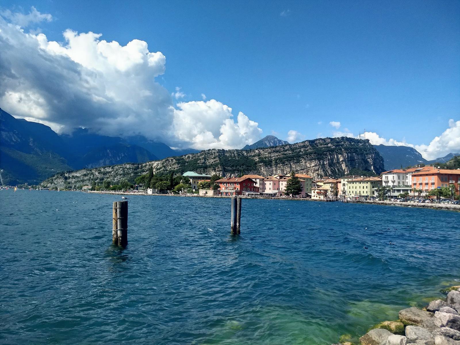 strada di montagna tra i boschi con vista sulla vallata