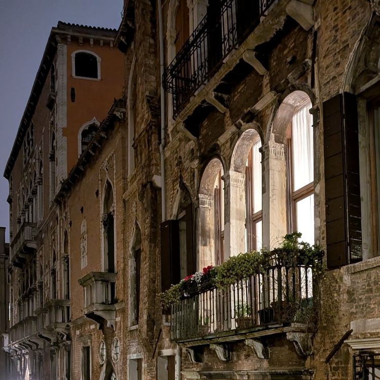 facciata di un edificio storico con colonne e finestre ad arco