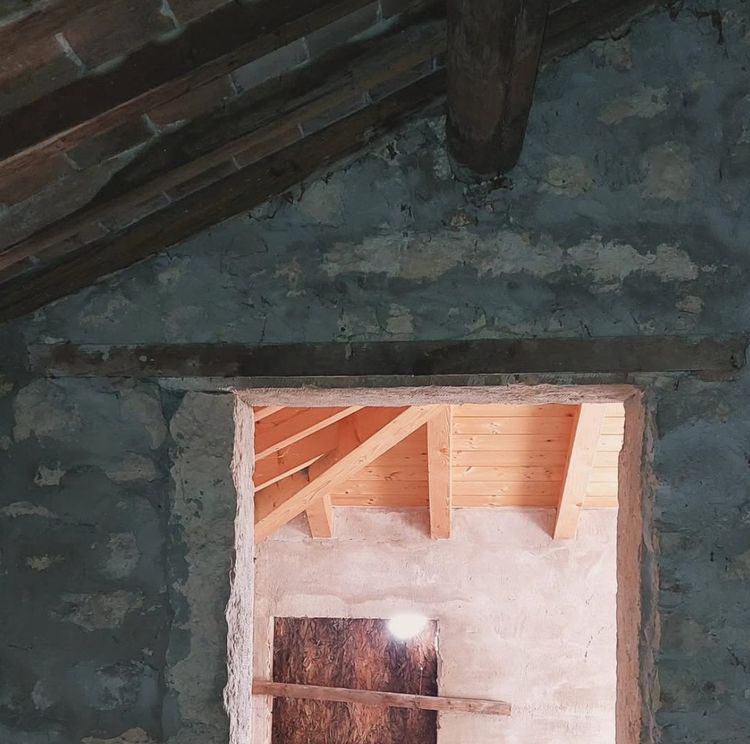scorcio di un borgo con edifici in pietra e vegetazione