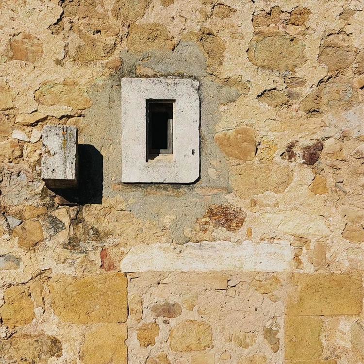 dettaglio architettonico con gioco di ombre geometriche su una parete